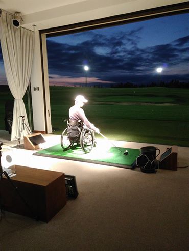 Cadeirantes golfistas participam do Golf by Night da Jack Nicklaus Academy no Terras de São José II