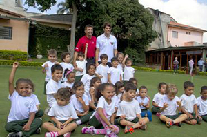 Kaká dá tacadas em torneio de golfe beneficente