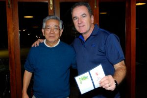 Antonio Takeo e Edgar Rosa, ganhador do sorteio da Golf Travel Foto: Zeca Resendes
