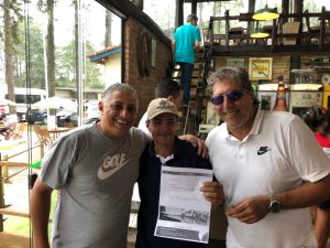 Delci Rodrigues recebendo pacote da Golf Travel