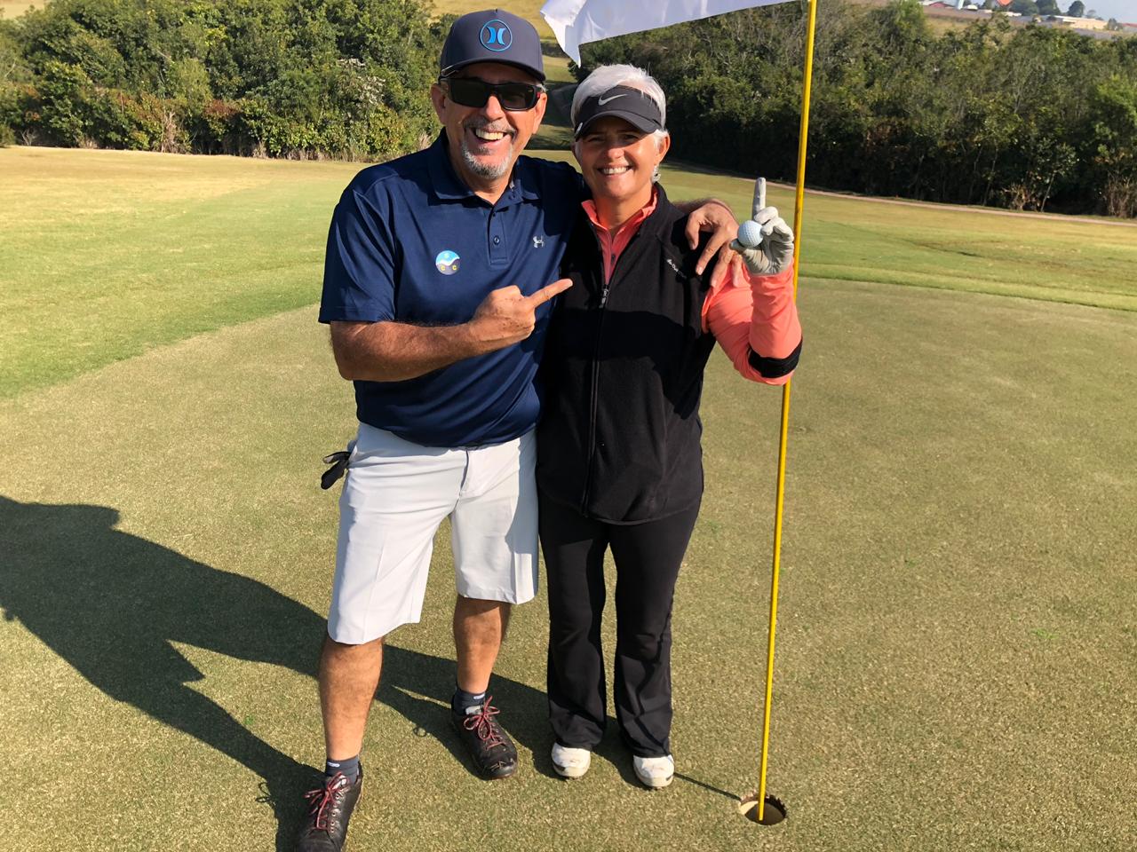 O primeiro hole in one de Elaine Frota no Lago Azul