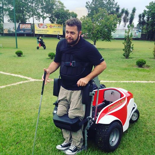 Evandro Bonocchi tem a primeira cadeira de rodas de golfe do Brasil