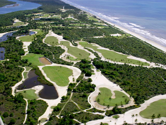 Golfe no maravilhoso campo baiano do Comandatuba Ocean Course