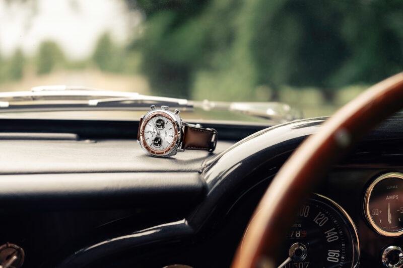 Breitling e Aston Martin apresentam relógio Top Time em homenagem ao icônico D85
