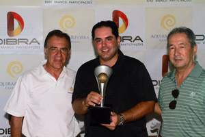 Henrique Belém, capitão do golfe do Aquiraz Riviera, Wandocyr Romero, da Dibra Participações, entregam o troféu Manuel Dias Branco ao diretor de golfe do Caxangá Golf & Country Club.