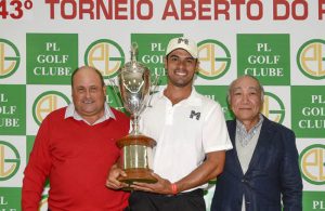 Gustavo Teodoro com Miguel Cavalieri e Ichiro Amano Foto: divulgação