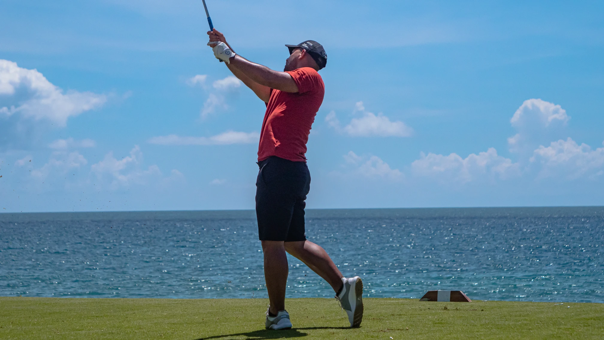 Jogador de golfe expulso de torneio por maltratar a relva do campo