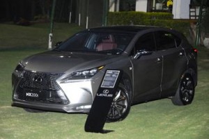 Lexus que seria dado a quem fizesse o hole in one Foto: Zeca Resendes