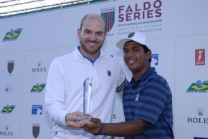 Matt Faldo premia Herik Machado com o troféu principal  Foto: Zeca Resendes/CBG