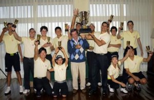 Paulo Castelo Branco, pres. do clube,, entrega trofeu aos campeões Foto: divulgação