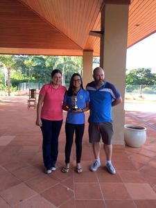 Lauren Grinberg recebe o prêmio de campeã 