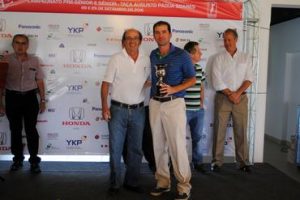 Elver Colombo, diretor do depto sênior da FPG, e Vaserhely, campeão pré-senior 