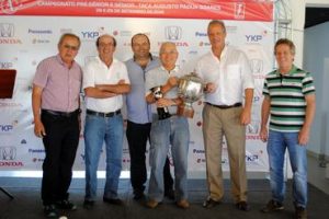 O campeão Shozo Karasawa recebe o seu troféu 
