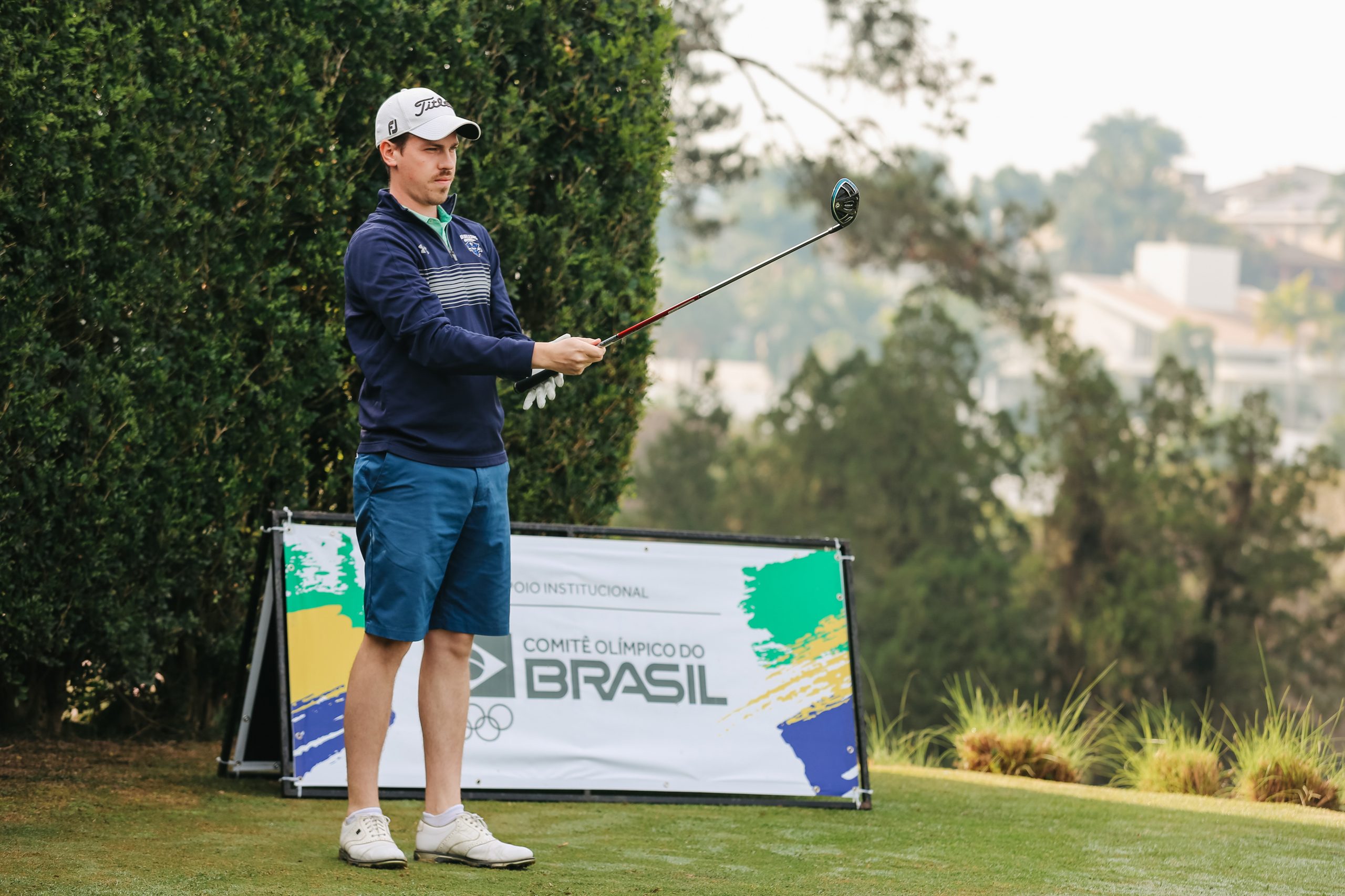 Lauren Grinberg em primeiro lugar e Homero de Toledo em segundo na disputa do título do 93º Campeonato Amador de Golfe do Brasil