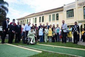 Tacada inaugural do Minigolfe do Hospital Pequeno Príncipe Foto: Camila Mendes/divulgação