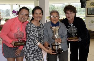 Carla Ziliotto, Stela Miyagi e Lucia Guilger entregam trofeu para Emi Nomura Foto: Thais Pastor/F2 
