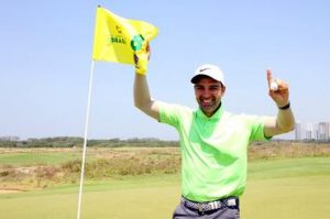 Tadeu Schmidt comemora seu primeiro hole in one Foto: Gustavo Garrett/CBG