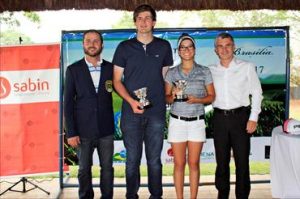 Os campeões recebem seus troféus Fotos: Divulgação