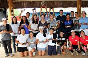 Os jovens golfistas premiados na etapa 