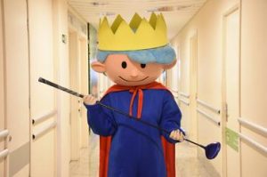 O mascote do Hospital Pequeno Príncipe com o taco doado por Sir Nick Faldo 