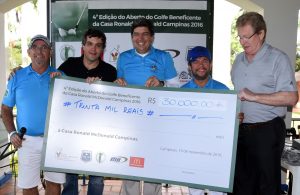 Cheque para Casa Ronald MacDonalds para Fernando Figueiredo com Joaquim Fonseca, Paulo Costa, Wilson Souza e Richard Witte Foto: Thais Pastor/F2 Comunicação 