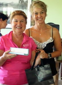 Cynthia Gantus recebe sua joia de Irene Martins