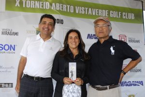 Ana Beatriz Barros recebendo seu troféu