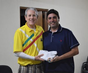 Mauro Bellini foi presenteado com a camiseta da FRGG, entregue pelo presidente Ricardo Ilha Moreira.