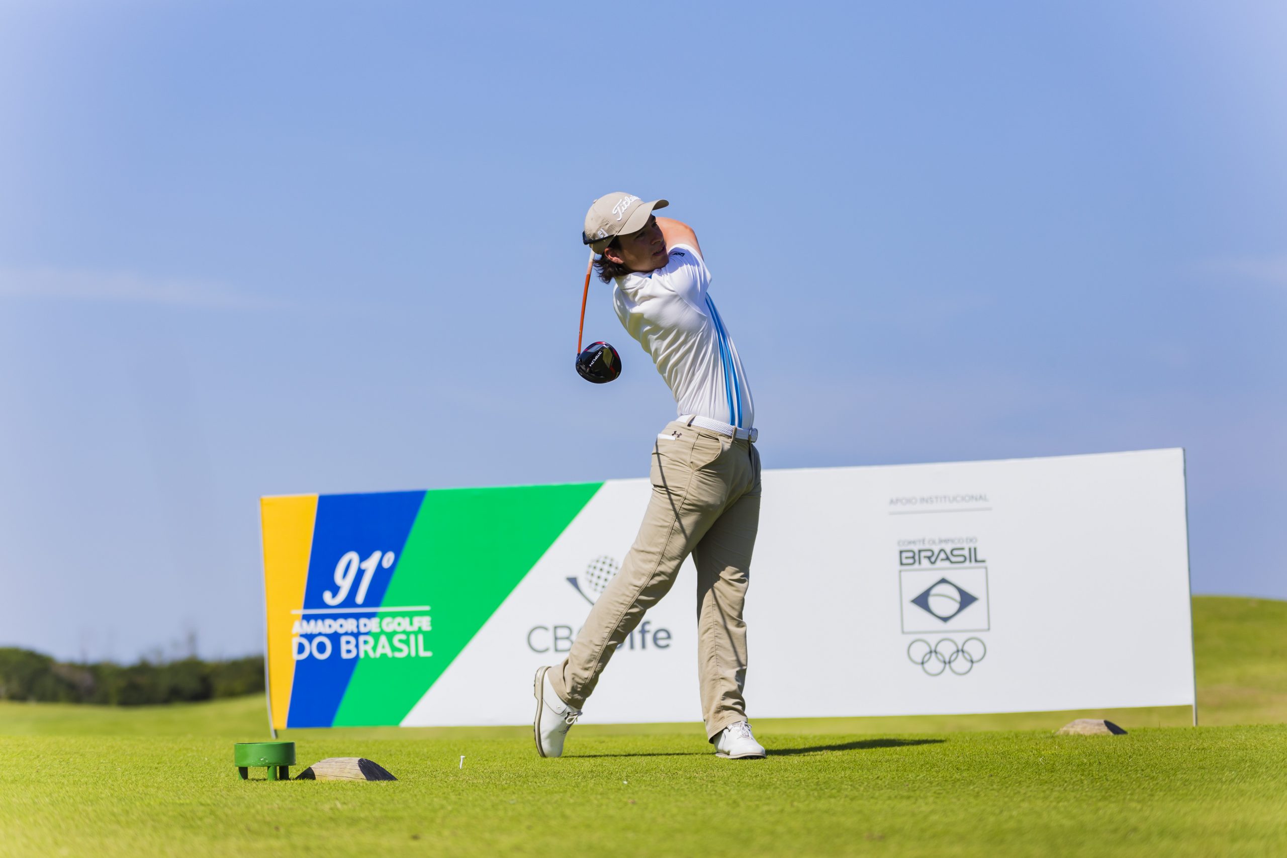 Fermin Martinezo, Beatriz Junqueira, Valentina Bosselmann e Sabrina Kim na frente do Amador de Golfe do Brasil