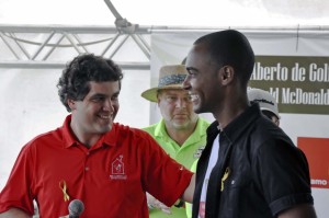 Fernando Figueiredo pres Casa Ronald McDonald Campinas e ex paciente Macister Junio Justino