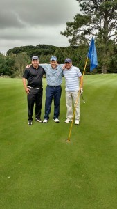 Daniel Neves, que fez um hole in one, com Ulisses Morais e Vanderley Moraes Foto: divulgação