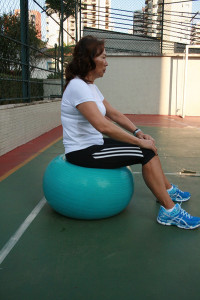 -Ex 3: Mobilidade lombar na bola: Dissocição força de centro, mobilidade intravertebral lombar