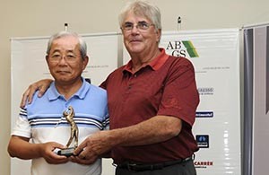 Koichi Ogata recebe premio de Claudio Kiryla Foto: ABGS/Thais Pastor