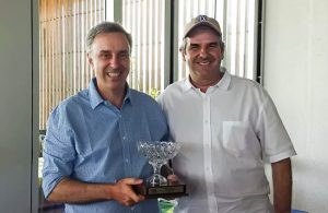 Gugu recebe Taça Mario Gonzalez de Carlos Favoreto, presidente do OGC. Fotos: Claudia Celi