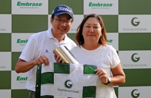 Massami Uyeda Jr entrega premiod e hole-in-one para Silvia Nishi Fotos: divulgação/Fazenda da Grama