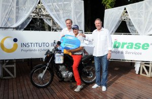 Michael Gail, Quedison Silva e Wagner Martins com a moto Foto: divulgação/Thais Pastor