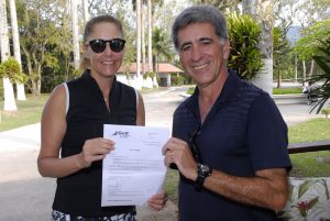 Nina Fiss ganhaddora do voucher da Golf Travel e Fernando Vieira