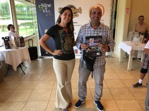 Jessica Barbosa, do Hard Rock Hotel, e Abner Siqueira campeão do Nibe Holes 