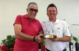 Foto: Walter Taurisano, do Conselho da ABGS, entrega o prêmio de campeão a Paul O’Doherty