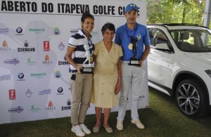 Paula Seshita e Fernando Silva com Claudia De La Rua esposa do fundador do Clube Pepe de La Rua Foto: divulgação