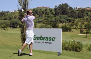 Rubens Barrichello no tee do 1 do Fazenda da Grama.  Foto: Thais Pastor/Grama 