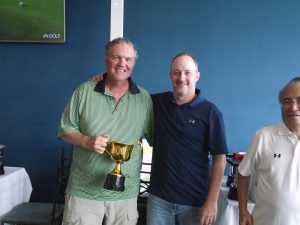 Carlos Brunetti recebendo seu troféu