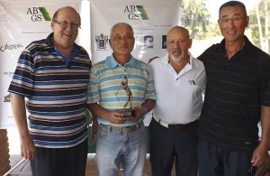 Shozo Karasawa recebe trofeu de campeao Foto: ABGS/divulgação