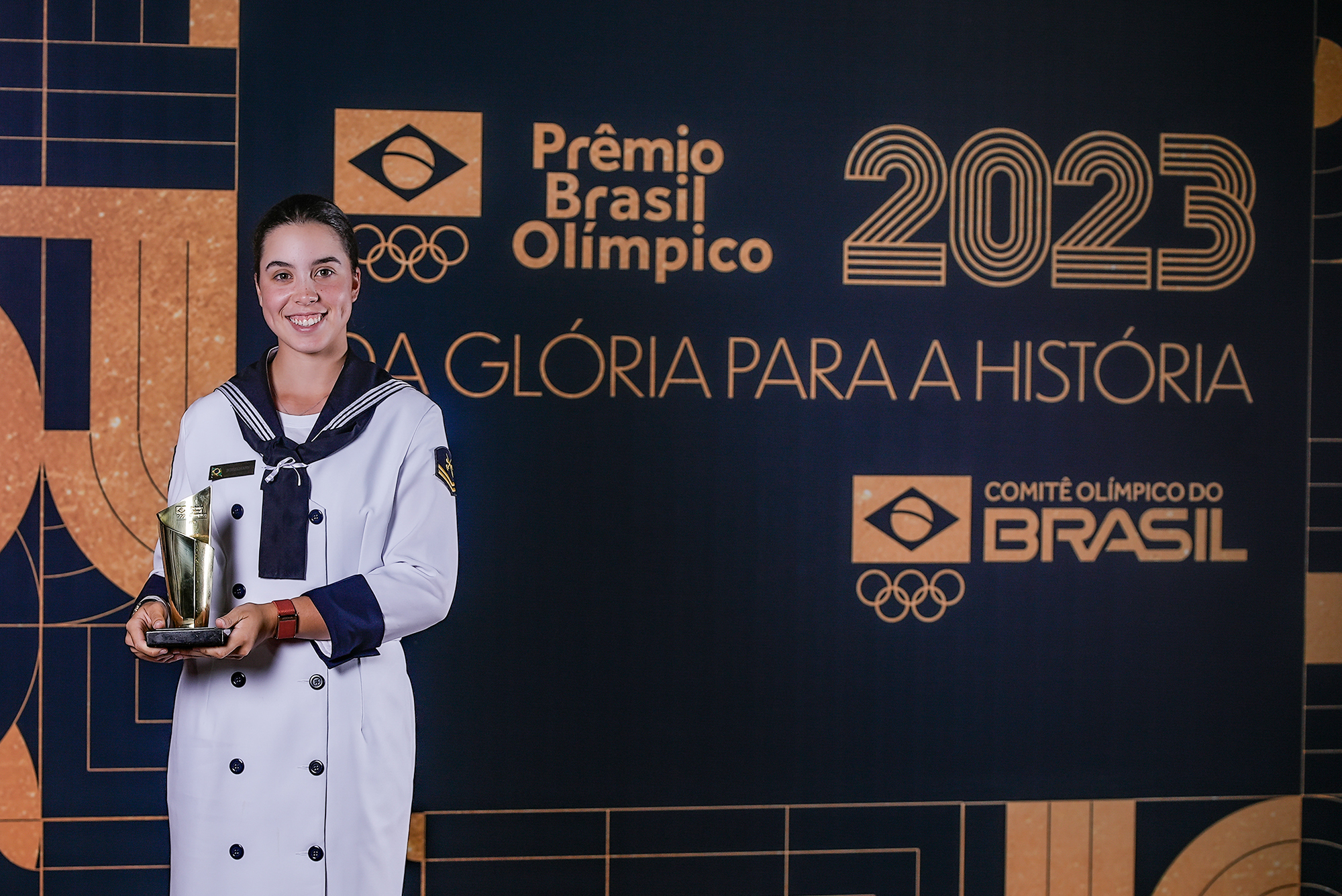 Valentina Bosselmann recebe o Prêmio Brasil Olímpico 2023, no Rio de Janeiro