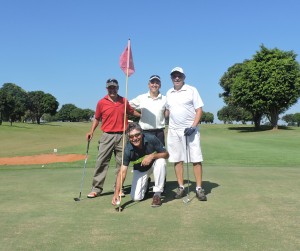 Ruben Motta no centro, depois do hole-in-one no buraco 07. 