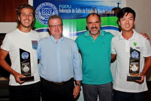 Thomas Sampaio, Mauro Bayout, Humberto Martins e Daniel Ishii na premiação do Aberto de Duplas Foto: Fábio Vicente/FGERJ