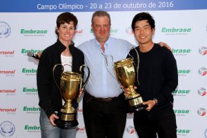 Campeões com Mauro Bayout, presidente da FGERJ.  Foto: Fábio Vicente