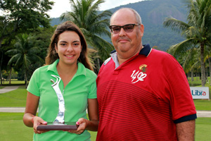 Giulia Mallmann, campeã do Aberto Feminino do Itanhangá, e Sergio Carpi, vice-presidente do Itanhangá. Foto: Fábio Vicente