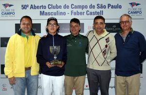 Guillerme Grinberg recebendo troféu. Foto: Thais Pastor