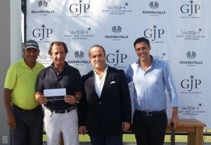 Alfredo Ruibai – de calça clara - é um dos ganhadores desta etapa e está entre Jair Torres (Profissional de Golfe), Bruno Ribeiro (Gerente Geral do Wish Foz do Iguaçu) e Miguel Palhota (Gerente de Golfe do Iguassu Falls Golf Club)